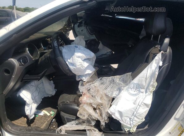 1FATP8UH9L5113580 2020 FORD MUSTANG Белый Вид салона спереди