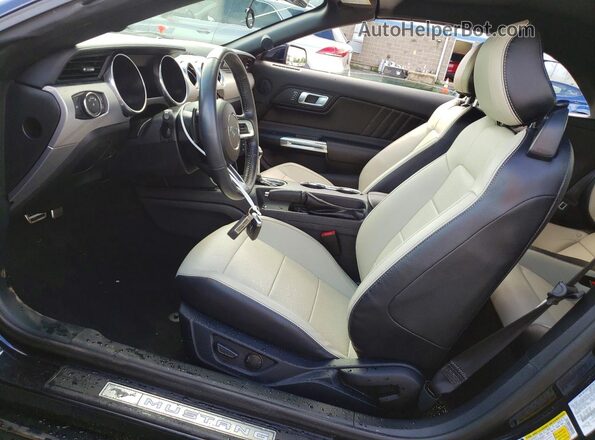 1FATP8UH9M5135631 2021 FORD MUSTANG Черный Вид салона спереди