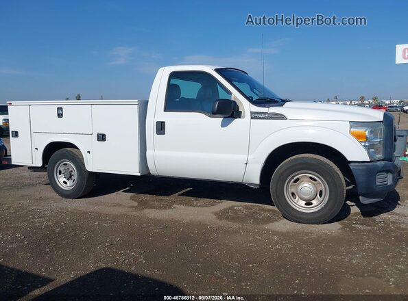 1FDBF2A68GED31133 2016 FORD F-250 White Widok wnętrza z tyłu