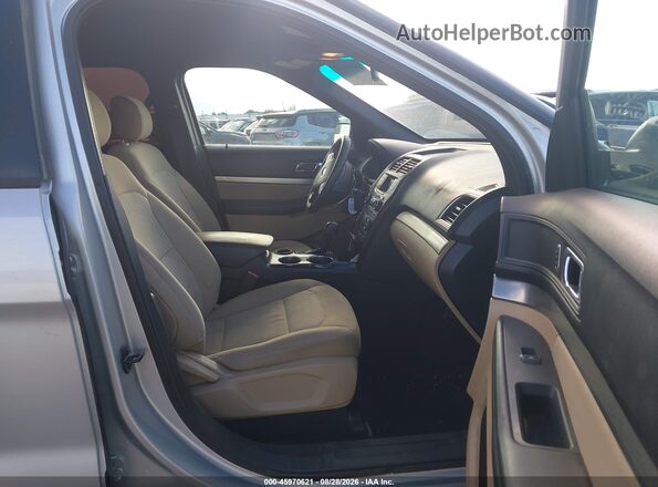 1FM5K7B8XHGA93653 2017 FORD EXPLORER Silver Вид салону спереду