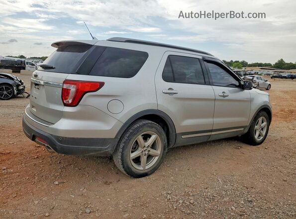1FM5K7D81JGA67476 2018 FORD EXPLORER Silver Trasero derecho