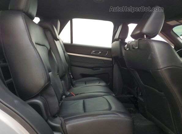 1FM5K7D81JGA67476 2018 FORD EXPLORER Silver Vista interior trasera