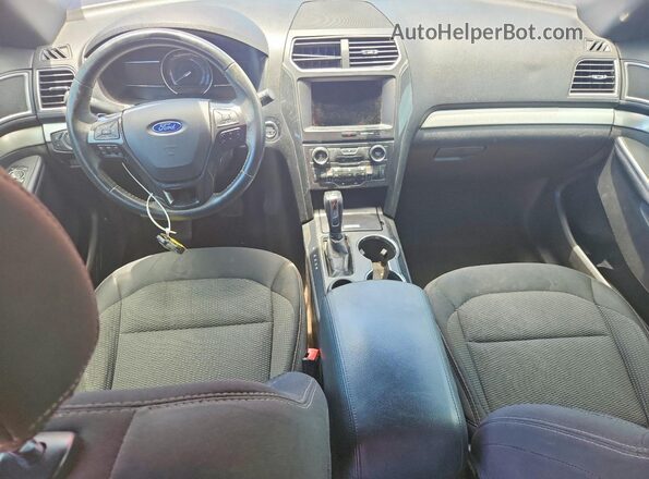 1FM5K7D82HGD95791 2017 FORD EXPLORER Красный Вид панели приборов