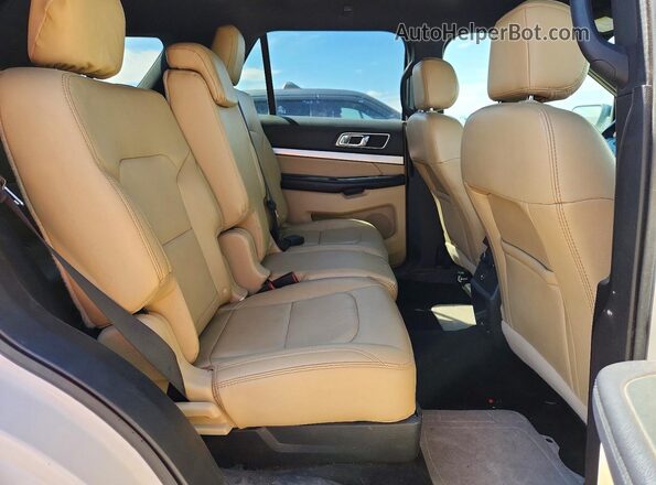 1FM5K7D88HGC21286 2017 FORD EXPLORER White Vista de los asientos traseros