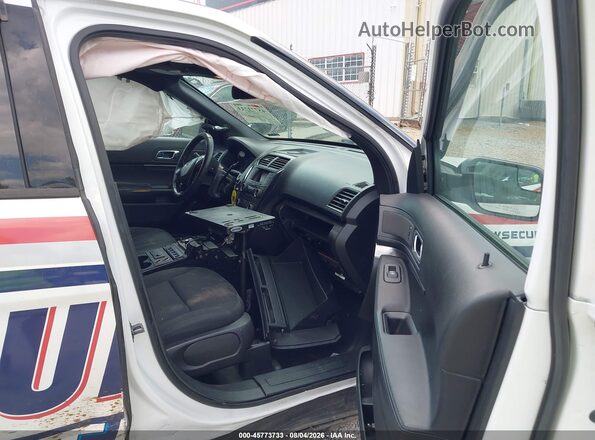 1FM5K8AR0HGC57315 2017 FORD UTILITY POLICE INTERCEPTOR Белый Вид салона спереди