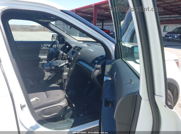 1FM5K8AR8HGE25914 2017 FORD UTILITY POLICE INTERCEPTOR Белый Вид салона спереди