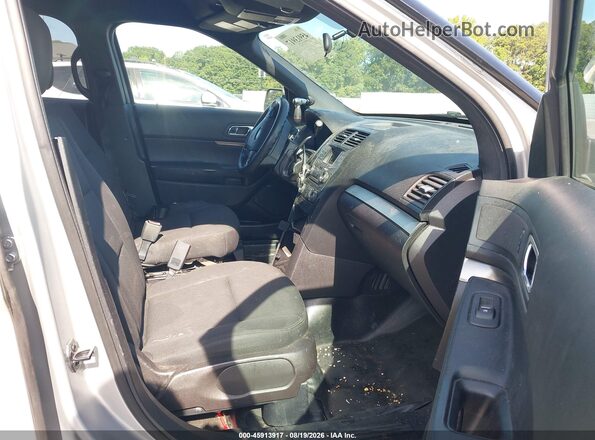 1FM5K8AT4JGA58317 2018 FORD POLICE INTERCEPTOR Silver Front interior view