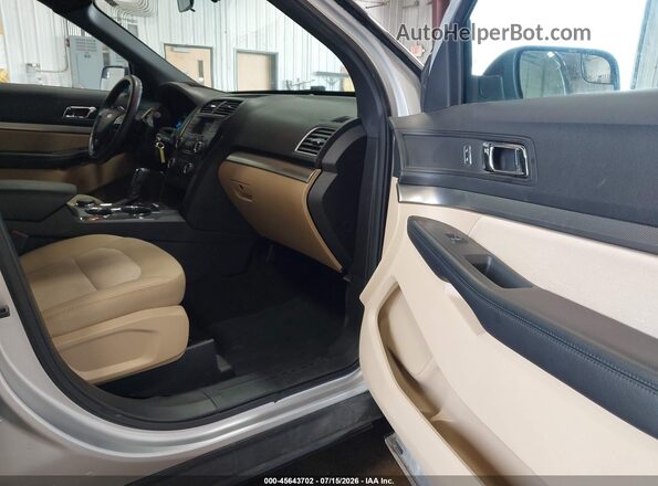 1FM5K8B82HGD58782 2017 FORD EXPLORER Silver Front interior view