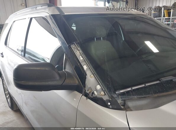 1FM5K8B84HGD22964 2017 FORD EXPLORER Silver Widok wnętrza z tyłu
