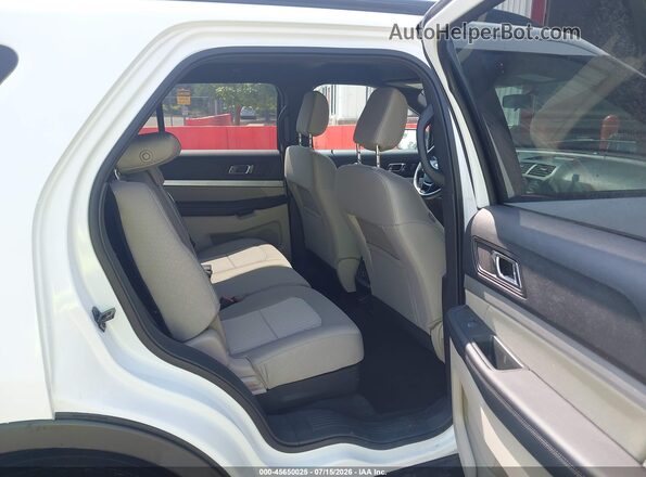 1FM5K8B86JGC45200 2018 FORD EXPLORER White Widok naklejki z numerem VIN