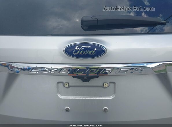 1FM5K8BH9JGC56630 2018 FORD EXPLORER White Widok wnętrza z tyłu