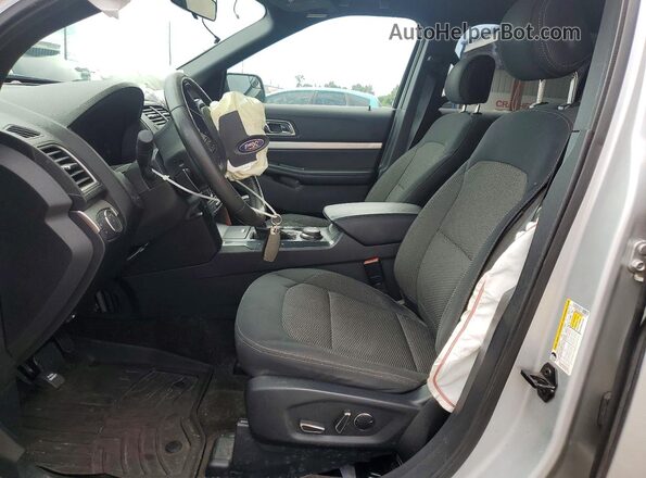 1FM5K8D82HGD00233 2017 FORD EXPLORER Silver Front interior view