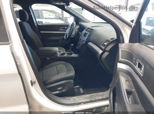 1FM5K8D82HGD65762 2017 FORD EXPLORER White Вид салону спереду
