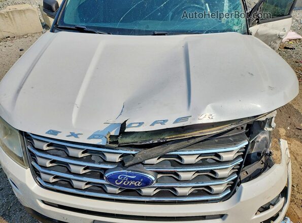 1FM5K8D86HGA57039 2017 FORD EXPLORER White Vista del compartimento del motor
