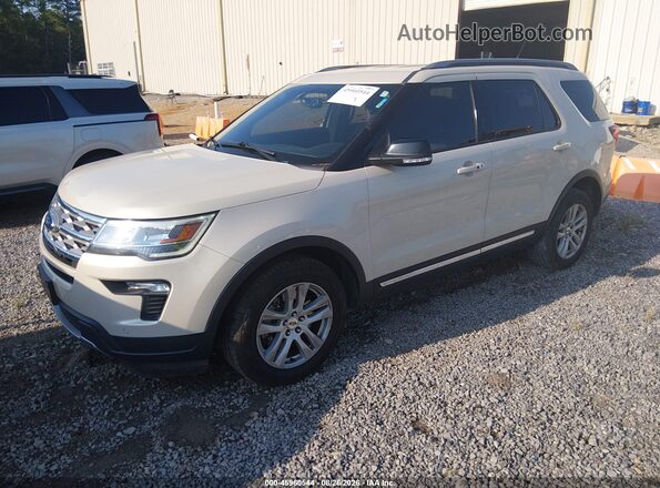 1FM5K8D88JGA52589 2018 FORD EXPLORER Кремовый Передняя левая четверть