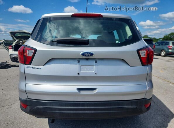 1FMCU0F71KUB94910 2019 FORD ESCAPE Серебряный Вид сзади