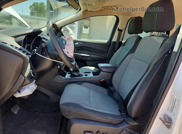 1FMCU0GD0HUA28004 2017 FORD ESCAPE Белый Вид салона спереди