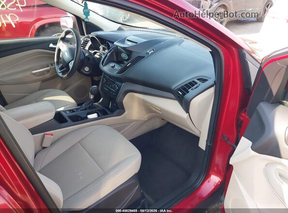 1FMCU0GD0HUB20231 2017 FORD ESCAPE Красный Вид салона спереди