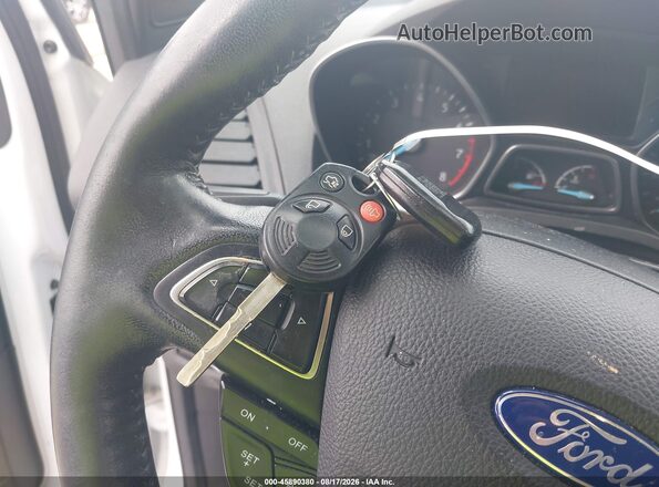 1FMCU0GD0HUC24072 2017 FORD ESCAPE Белый Вид панели приборов