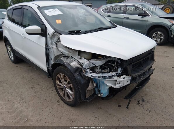 1FMCU0GD0HUC46055 2017 FORD ESCAPE White Widok z przodu