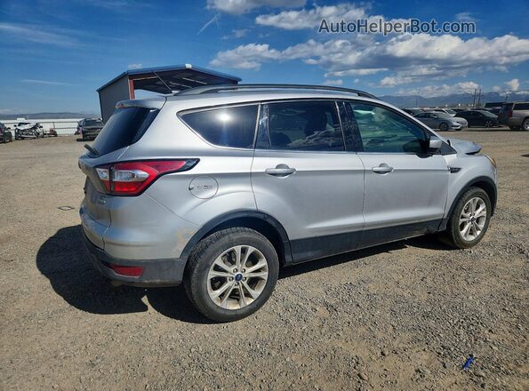1FMCU0GD0JUB96909 2018 FORD ESCAPE Серебряный Задняя правая четверть