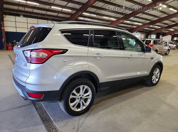 1FMCU0GD1JUB61845 2018 FORD ESCAPE Silver Trasero derecho