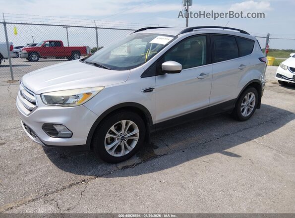 1FMCU0GD2JUB45542 2018 FORD ESCAPE Silver Առջևի ձախ երեք քառորդ տեսարան