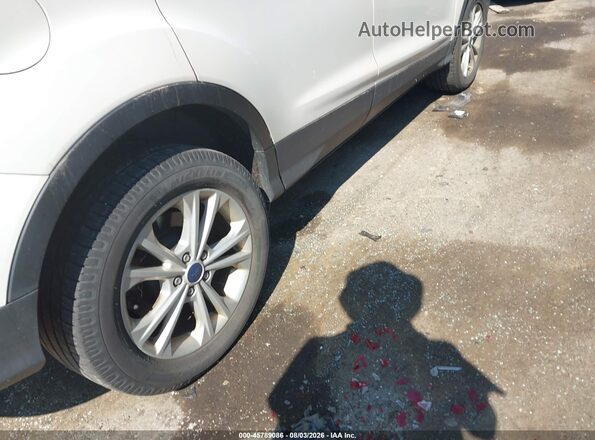 1FMCU0GD3HUC37768 2017 FORD ESCAPE White წინა ხედი