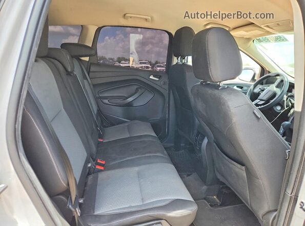 1FMCU0GD3HUE54012 2017 FORD ESCAPE White Вид задньої частини салону