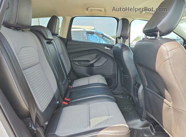1FMCU0GD3KUB09196 2019 FORD ESCAPE Silver Widok wnętrza z tyłu
