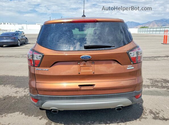 1FMCU0GD4HUA68831 2017 FORD ESCAPE Orange Вид ззаду