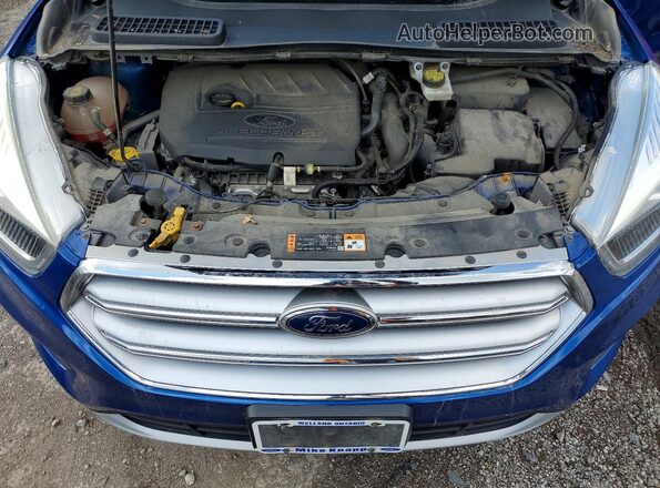 1FMCU0GD4HUD78901 2017 FORD ESCAPE Blue Vista del compartimento del motor