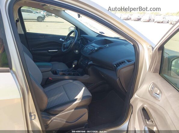 1FMCU0GD5HUA81121 2017 FORD ESCAPE Gold წინა სალონის ხედი