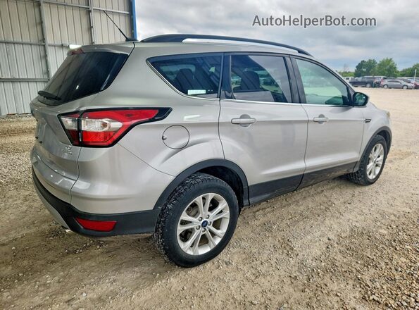 1FMCU0GD5JUB09831 2018 FORD ESCAPE Silver Tył prawy