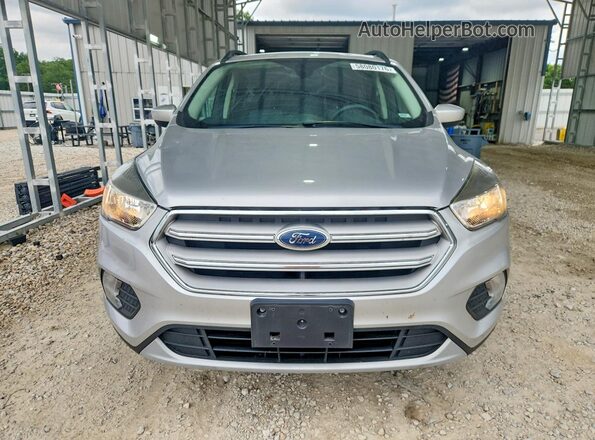 1FMCU0GD5JUB09831 2018 FORD ESCAPE Silver Widok z przodu
