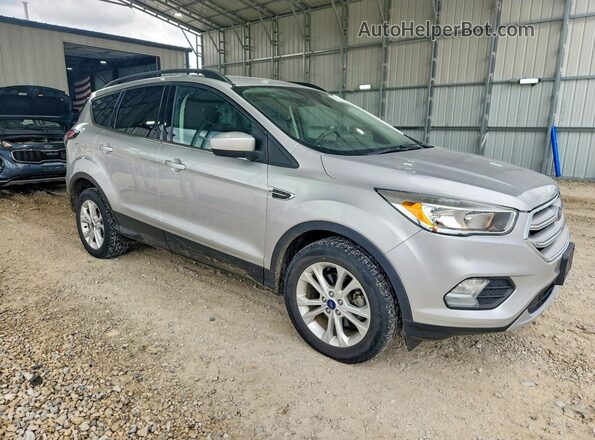 1FMCU0GD5JUB09831 2018 FORD ESCAPE Silver Przód prawy