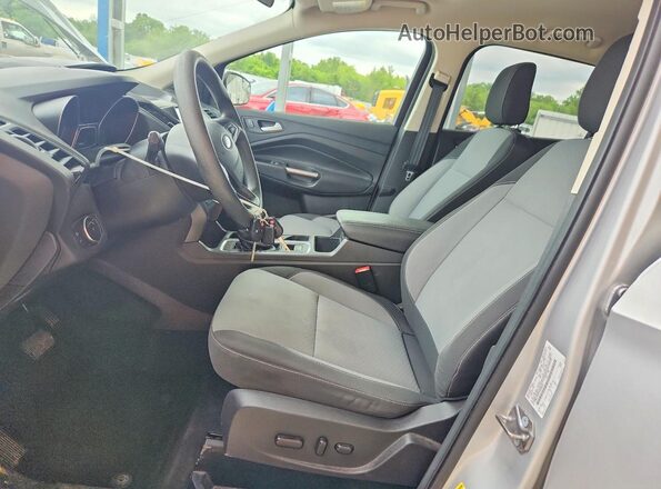 1FMCU0GD5JUB09831 2018 FORD ESCAPE Silver Widok wnętrza z przodu