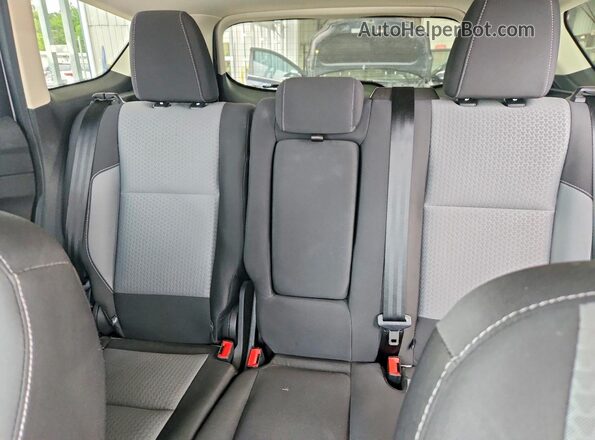 1FMCU0GD5JUB09831 2018 FORD ESCAPE Silver Widok tylnych siedzeń