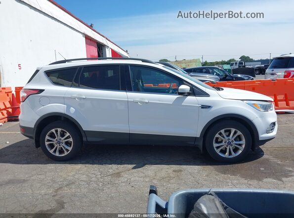 1FMCU0GD5JUB85632 2018 FORD ESCAPE Белый Вид задней части салона