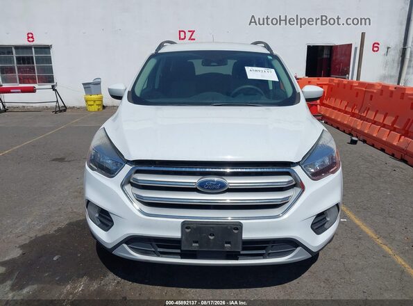 1FMCU0GD5JUB85632 2018 FORD ESCAPE Белый Вид щитка приборов