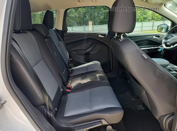 1FMCU0GD6HUE43621 2017 FORD ESCAPE White Widok wnętrza z tyłu