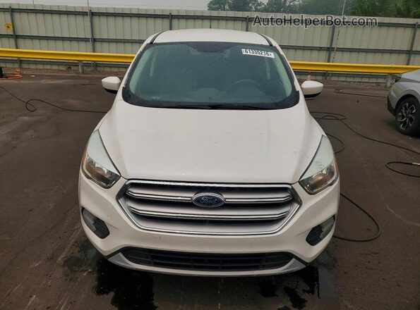 1FMCU0GD7HUD18403 2017 FORD ESCAPE Белый Вид спереди