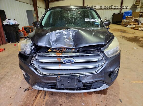 1FMCU0GD7HUD27893 2017 FORD ESCAPE Gray Widok z przodu