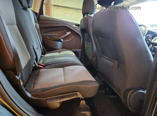 1FMCU0GD7HUD27893 2017 FORD ESCAPE Gray Widok tylnych siedzeń