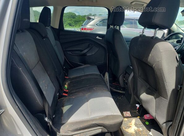 1FMCU0GD7HUD92923 2017 FORD ESCAPE Silver Widok wnętrza z tyłu