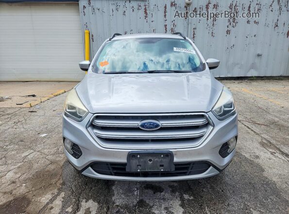 1FMCU0GD7HUD92923 2017 FORD ESCAPE Silver Widok z przodu