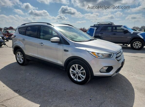 1FMCU0GD7JUA73348 2018 FORD ESCAPE Серебряный Передняя правая четверть