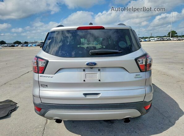1FMCU0GD7JUA73348 2018 FORD ESCAPE Серебряный Вид сзади