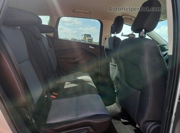 1FMCU0GD7JUA73348 2018 FORD ESCAPE Серебряный Вид задних сидений