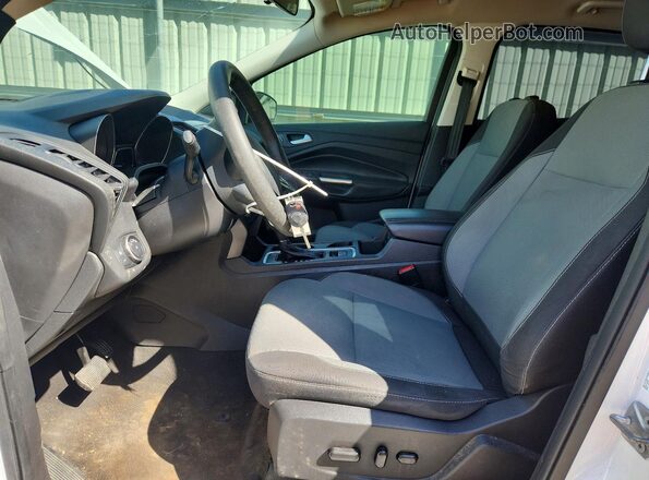1FMCU0GD7JUC64879 2018 FORD ESCAPE Белый Вид салона спереди